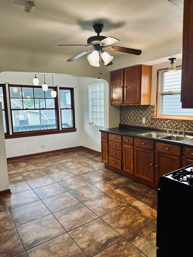 Photo - 4918 W Altgeld St