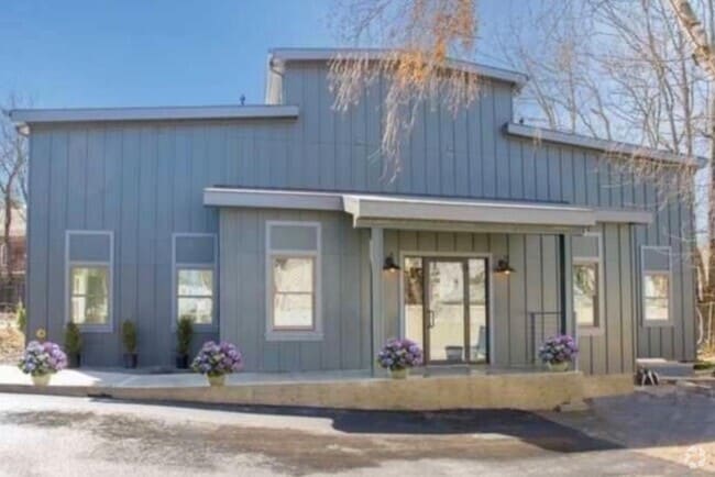 Building Photo - 121 Rombout Ave Rental