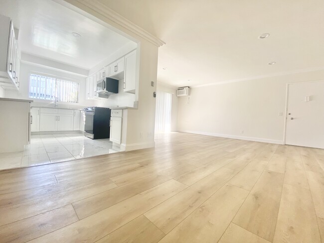 Building Photo - 12410 Chandler Blvd Unit 24 Rental