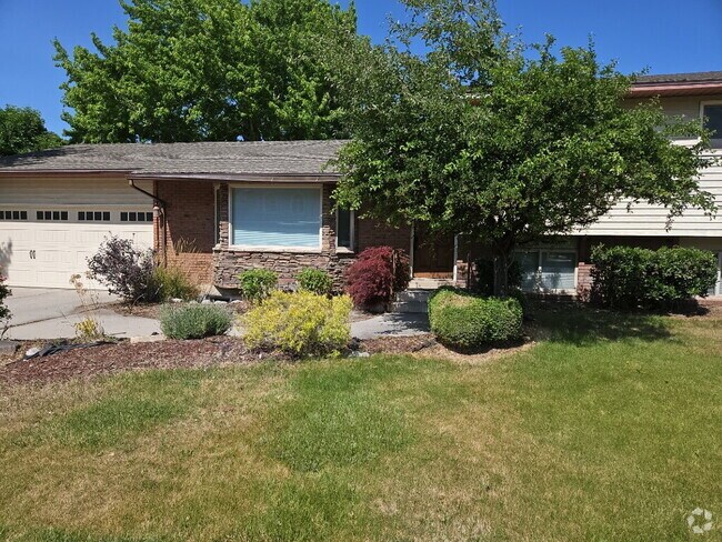Building Photo - Spacious 4-Bedroom Home with Mountain View...