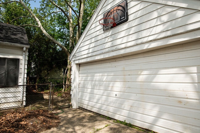 Photo - 331 Sandhurst Dr