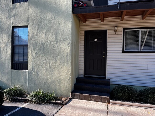 Building Photo - 2 Bedroom one bath Apartment close to VSU! Unit B1