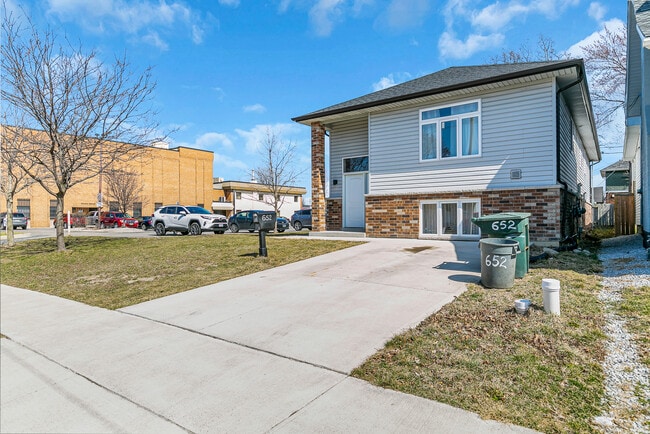 Photo - 652 Bridge Av