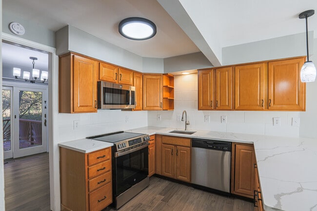 Photo - 733 Farnham Pl