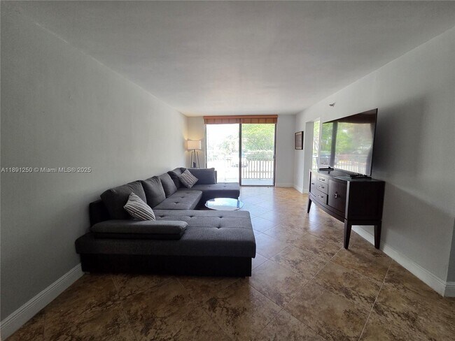 Photo - 210 174th St Unidad L18
