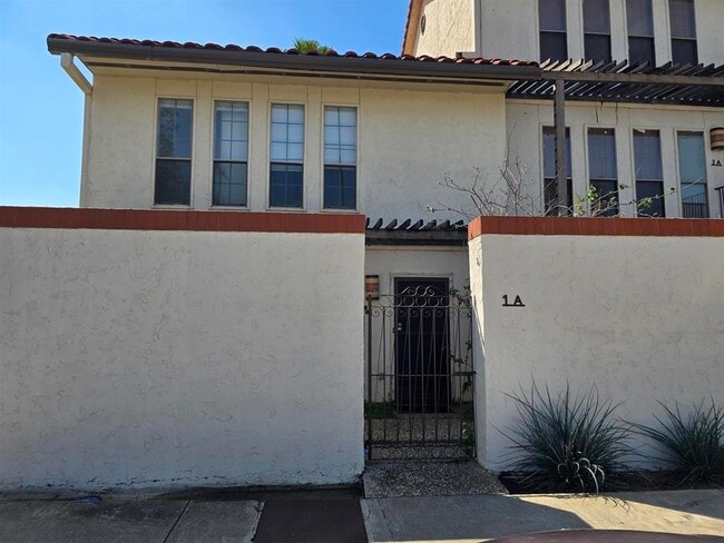 Building Photo - 101 W Del Mar Blvd Unit 1A