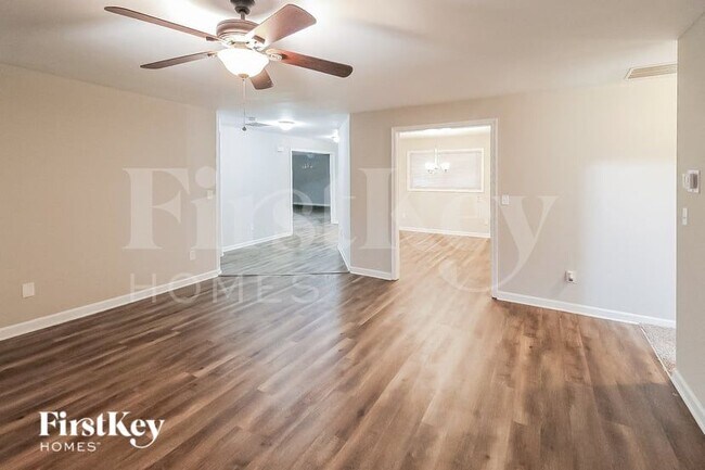 Photo - 2483 Kings Park Cir