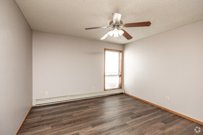 2BR, 1BA - 900 SF - First Bedroom - 1006 Oakcrest Street Apartments