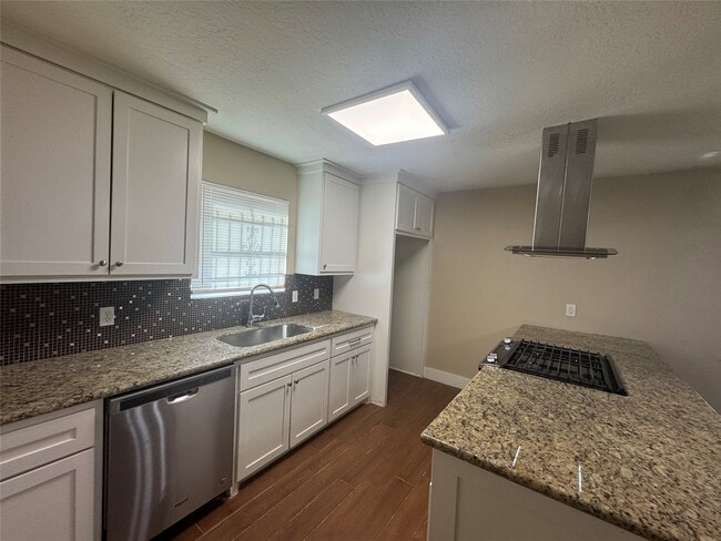 Photo - 12811 Labelle Ln