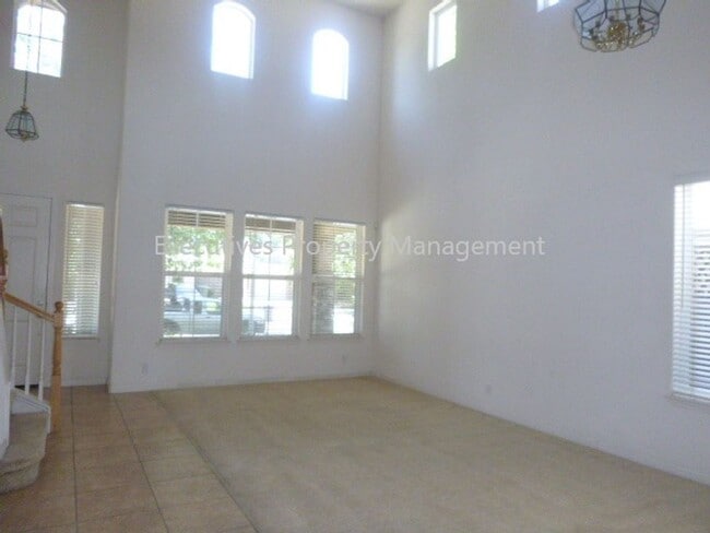 Photo - 717 Round Hill Dr