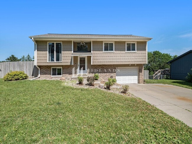 Building Photo - Millard 3 Bed / 2 Bath Split Entry Rental