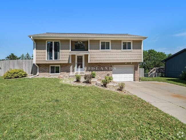 Building Photo - Millard 3 Bed / 2 Bath Split Entry Rental