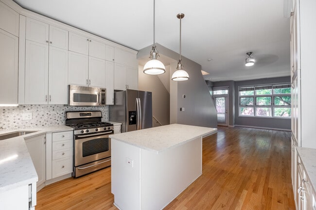 Building Photo - 855 W Erie St