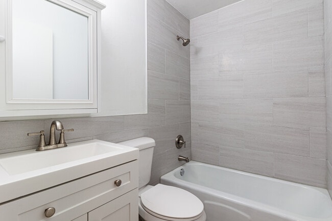 Photo - 3723 N Pine Grove Ave Unidad E3