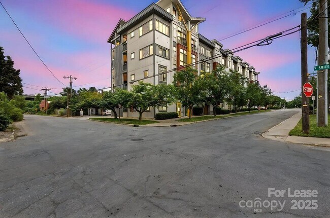 Building Photo - 514 W 10th St Unit 201 Rental
