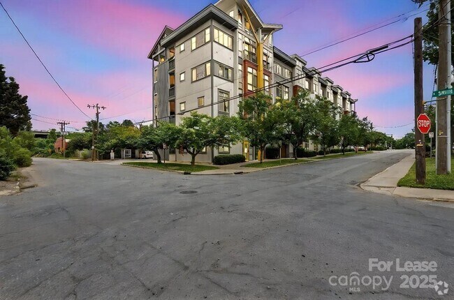 Building Photo - 514 W 10th St Unit 201 Rental
