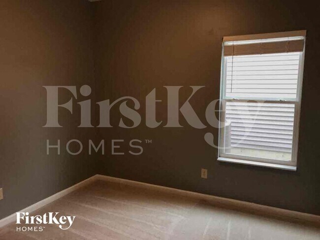 Photo - 562 Farnham Dr