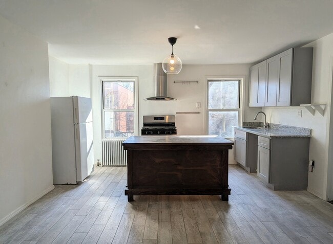 Building Photo - 133 Dikeman St