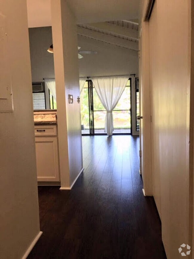 Building Photo - 1 bed, 1bath at Hale Royal, Unfurnished, g... Rental