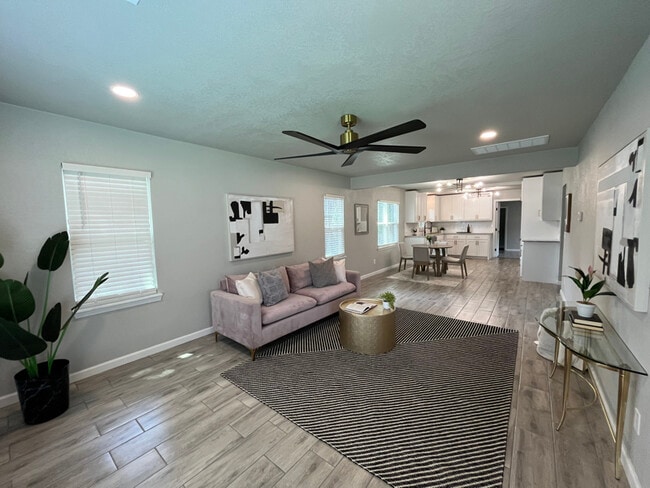 Building Photo - 701 Iowa St Rental
