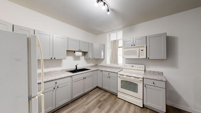 105-107 W Oak St