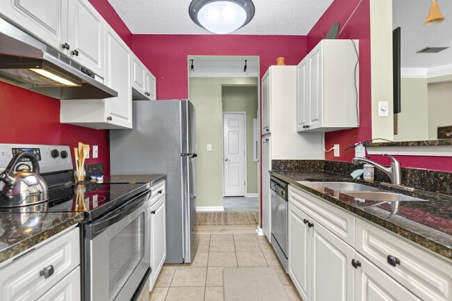 Photo - 1811 Chatelain Way