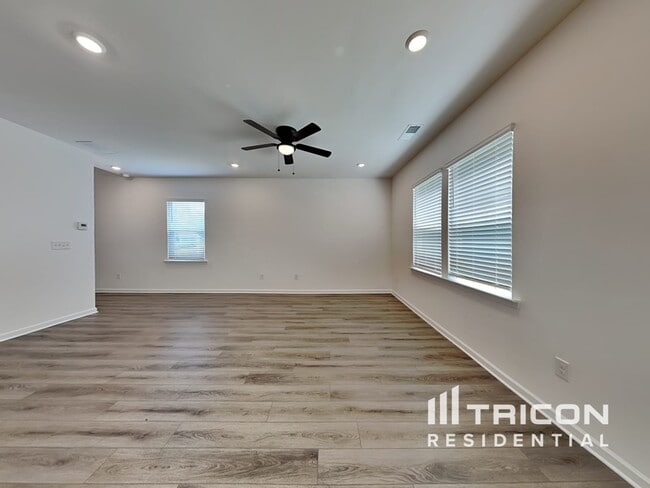 Photo - 2472 Lennox Rd SE