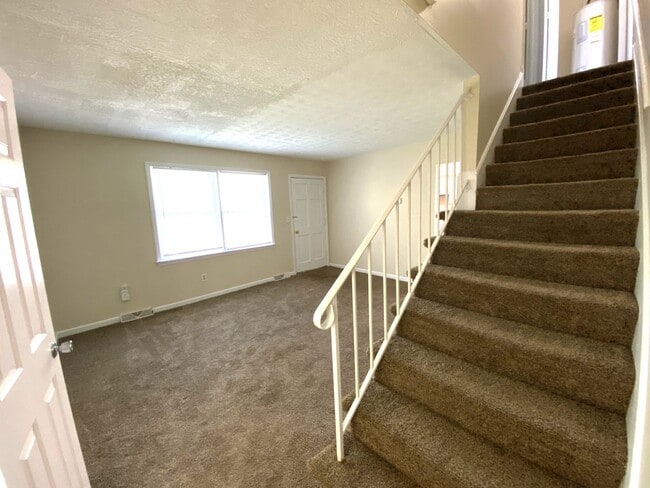 Photo - 481 Woodview Dr