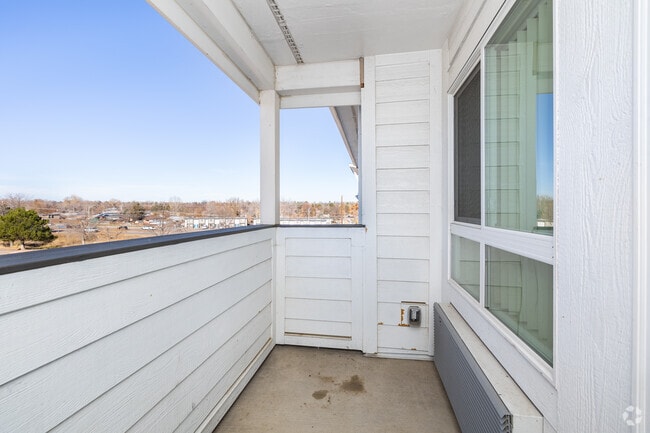 3BR, 2BA - 1,036SF - Balcony