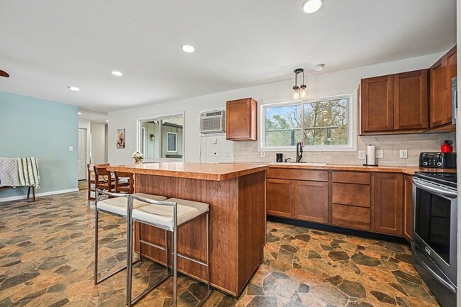 Photo - 325 W Delhi Rd