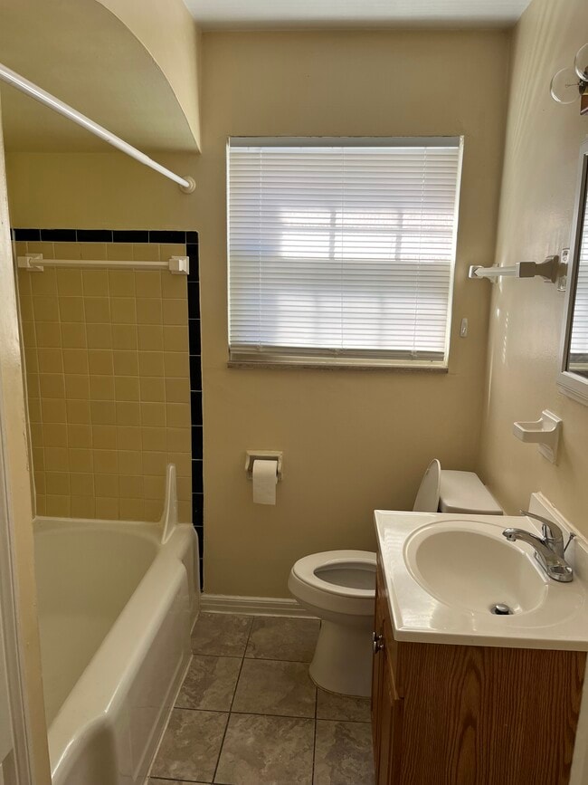 Photo - 1143 S Cassingham Rd Apartamentos Unidad B