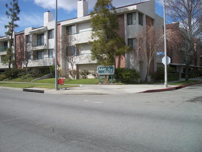 Building Photo - 7211 Cozycroft Ave Unit 31 Rental