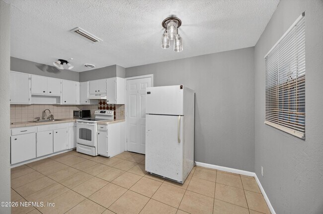 4030 Leonard Cir E