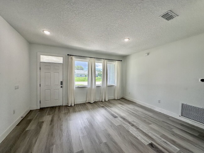 Photo - SHARING A BEAUTIFUL LARGE HOME