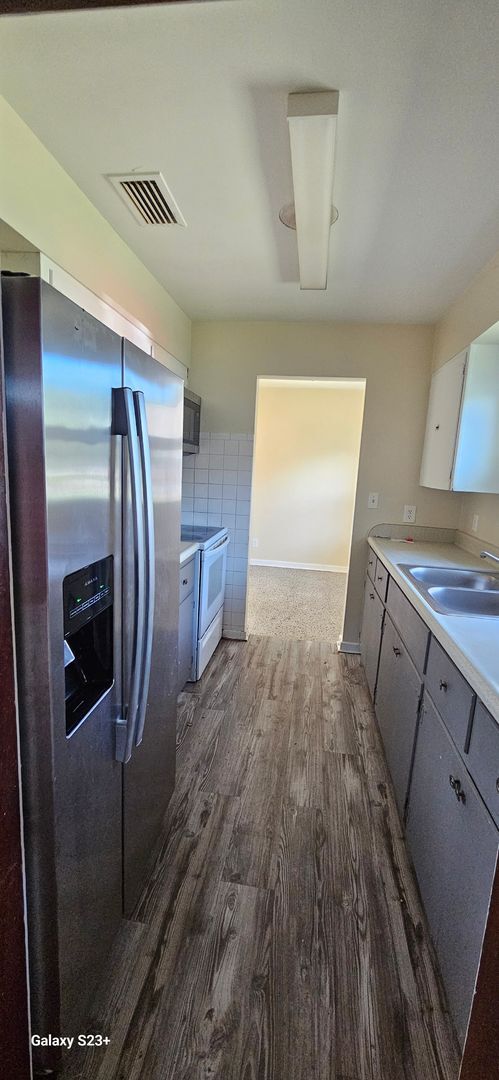 Photo - ~4/2~Oakland Street ~ Beautifully Updated ...