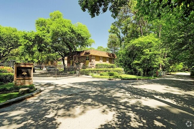 Building Photo - 8978 Chatsworth Dr Unit 8978 Rental
