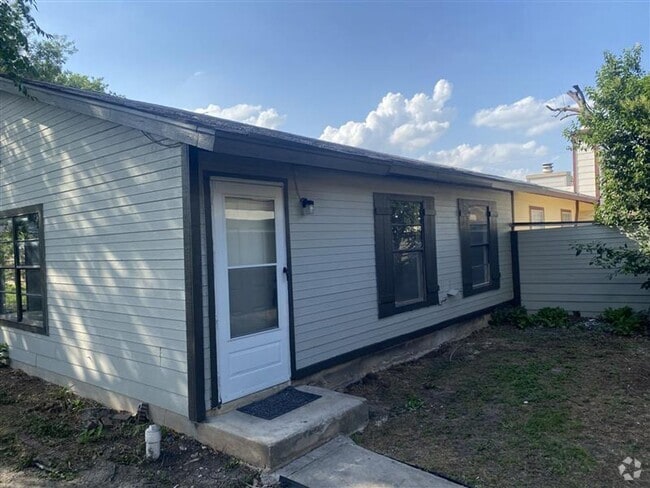 Building Photo - 2/1 duplex with covered parking Rental