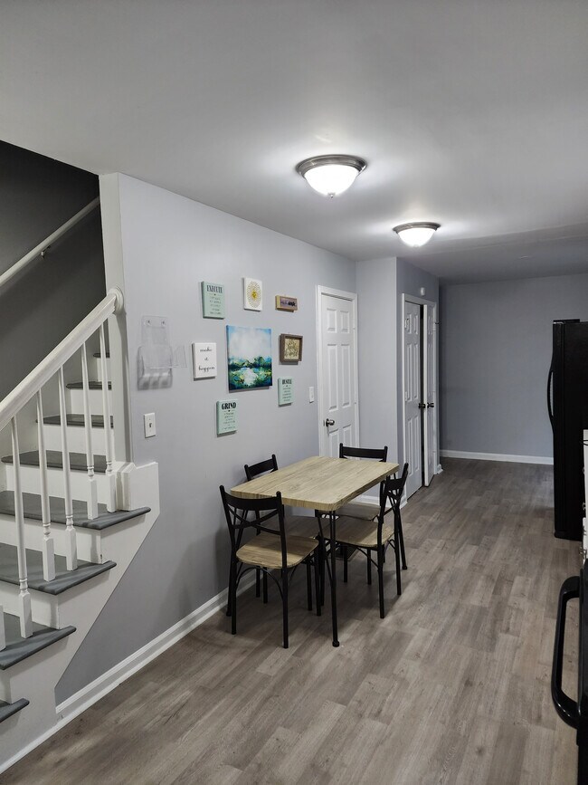 Room in Duplex on Jones Ave NW