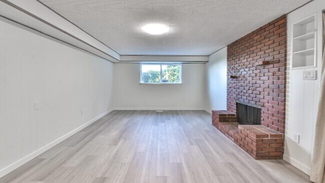 Photo - 1895 Rosebery Av