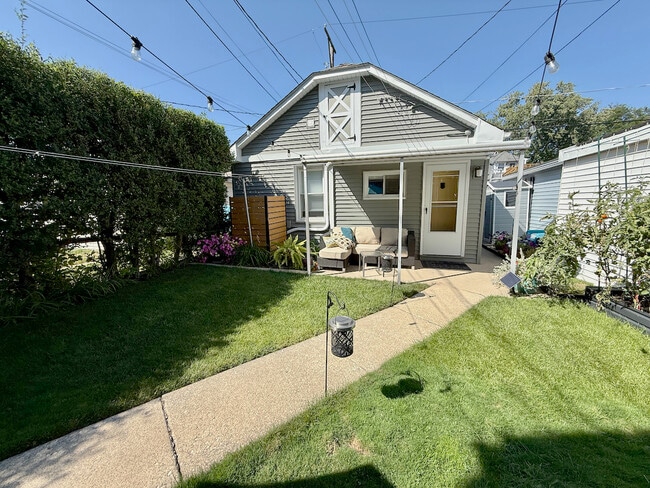 Building Photo - 5128 W Carmen Ave Unit CH Rental