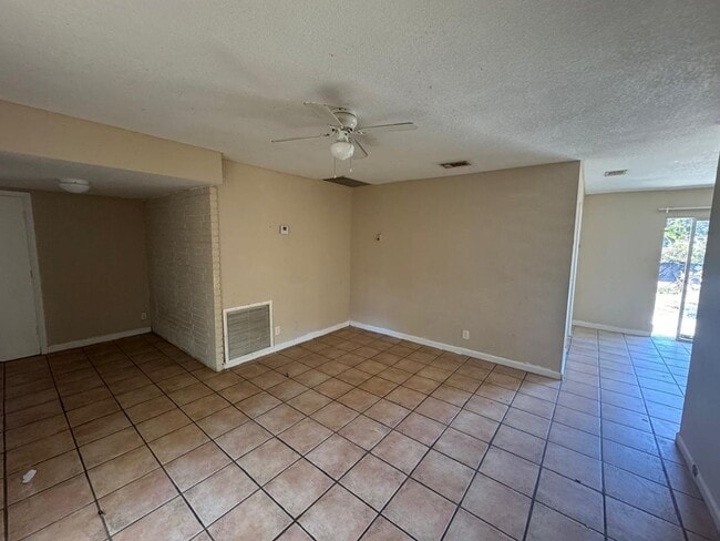 Photo - 1430 N Stacy St