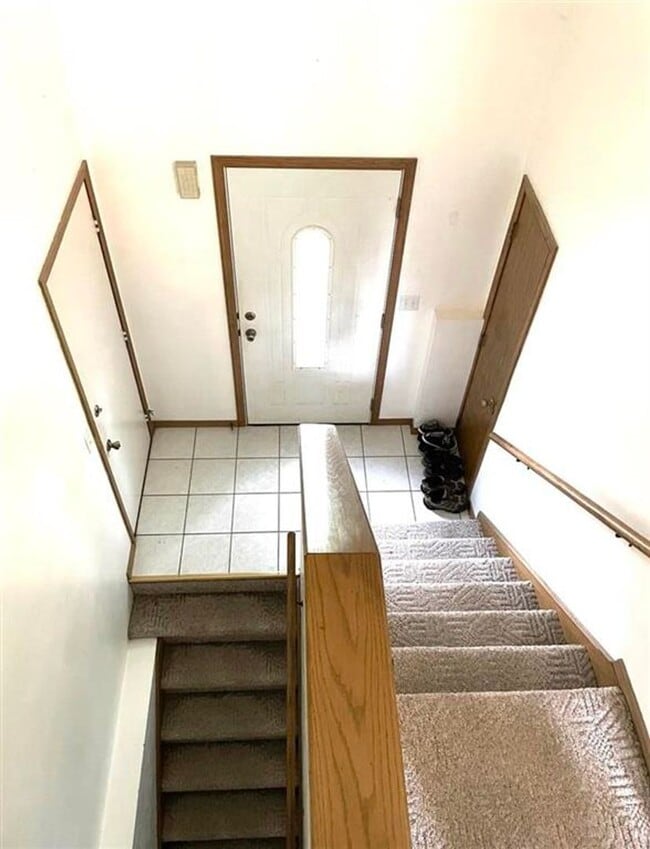 Building Photo - 2 Bed 1.5 Bath Townhome with 2 stall garage.