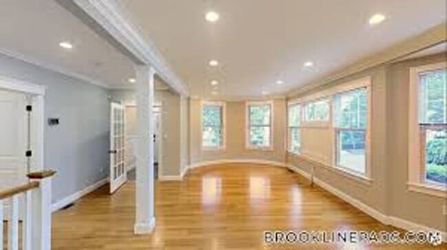 Building Photo - Parking Included, In-Unit Washer and Dryer... Rental