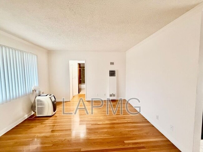 Photo - 956 Wilcox Ave