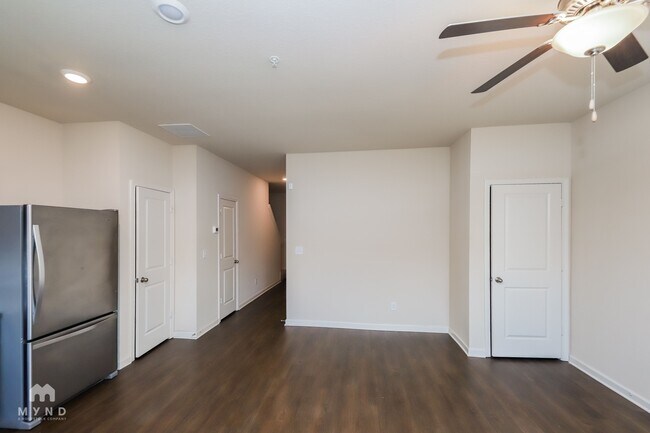 Photo - 207 Highwood Ln