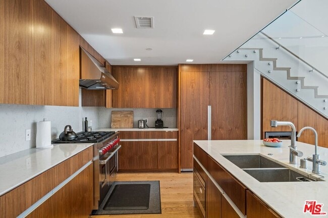 Photo - 207 Hollister Ave