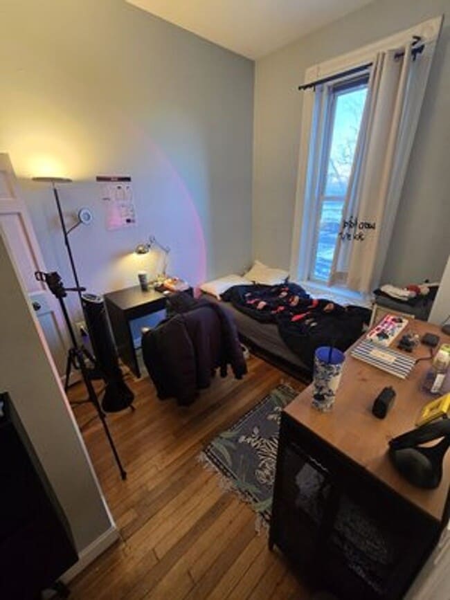 Photo - Kenmore Sq. - 4 Bed 2 Bath - 9/1