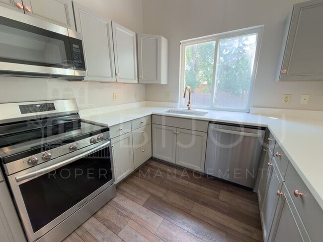 Photo - 963 Bayfield Way