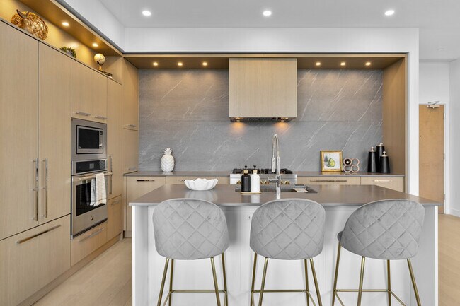 3389 Lakeshore Rd Unit 602