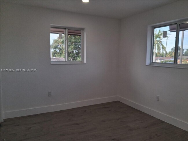 Photo - 2155 SW 72nd Ave Unidad 4